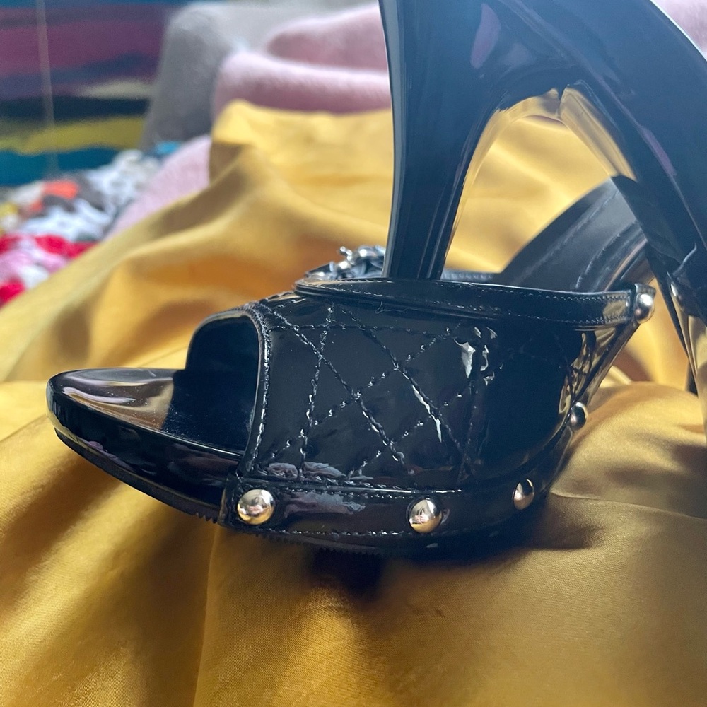 Dior Black Stiletto Heels with Quilted Texture - Picture 4 of 10